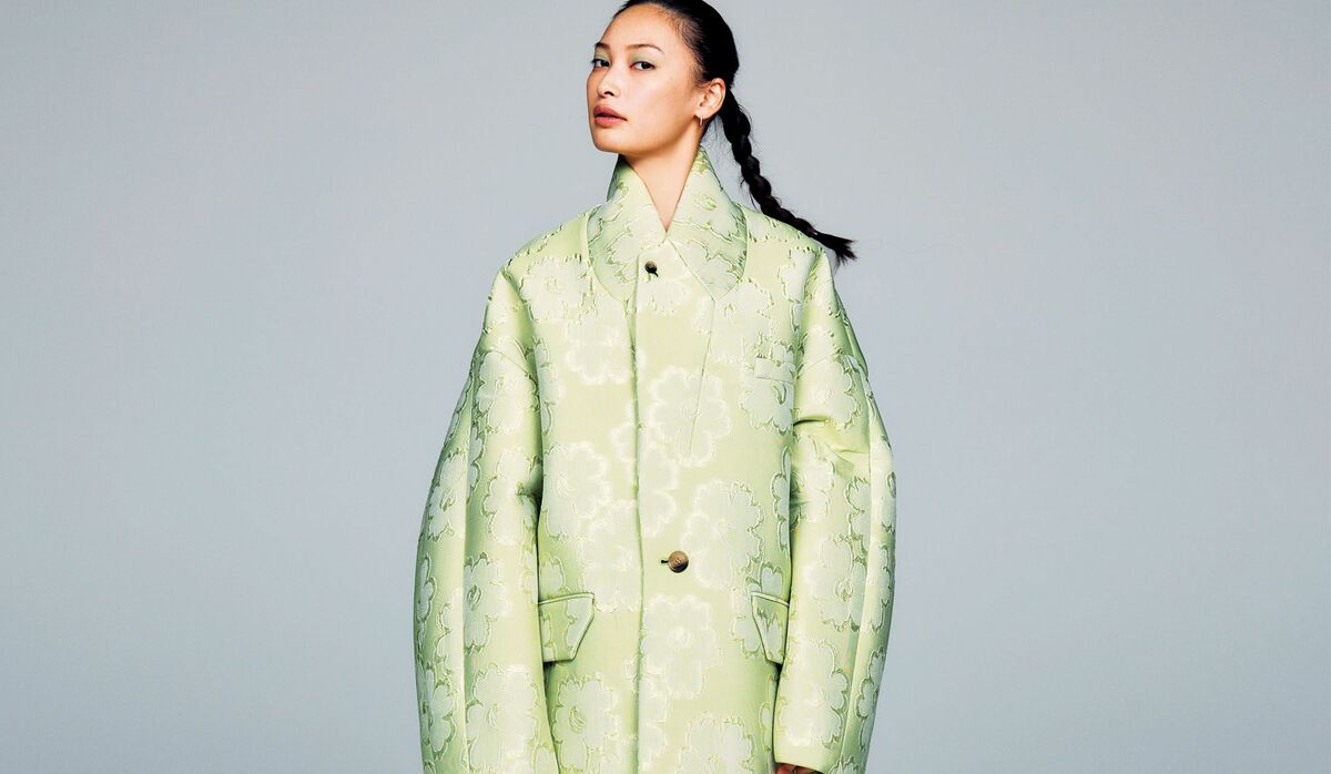 大政 絢さんがまとう、フラワーモチーフ煌めく「メゾン マルジェラ」の