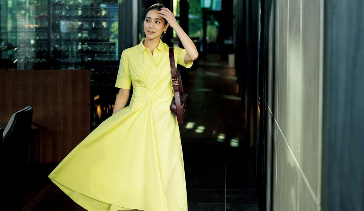 モダンな印象を授ける「ジル サンダー」のワンピースで、毎日の  