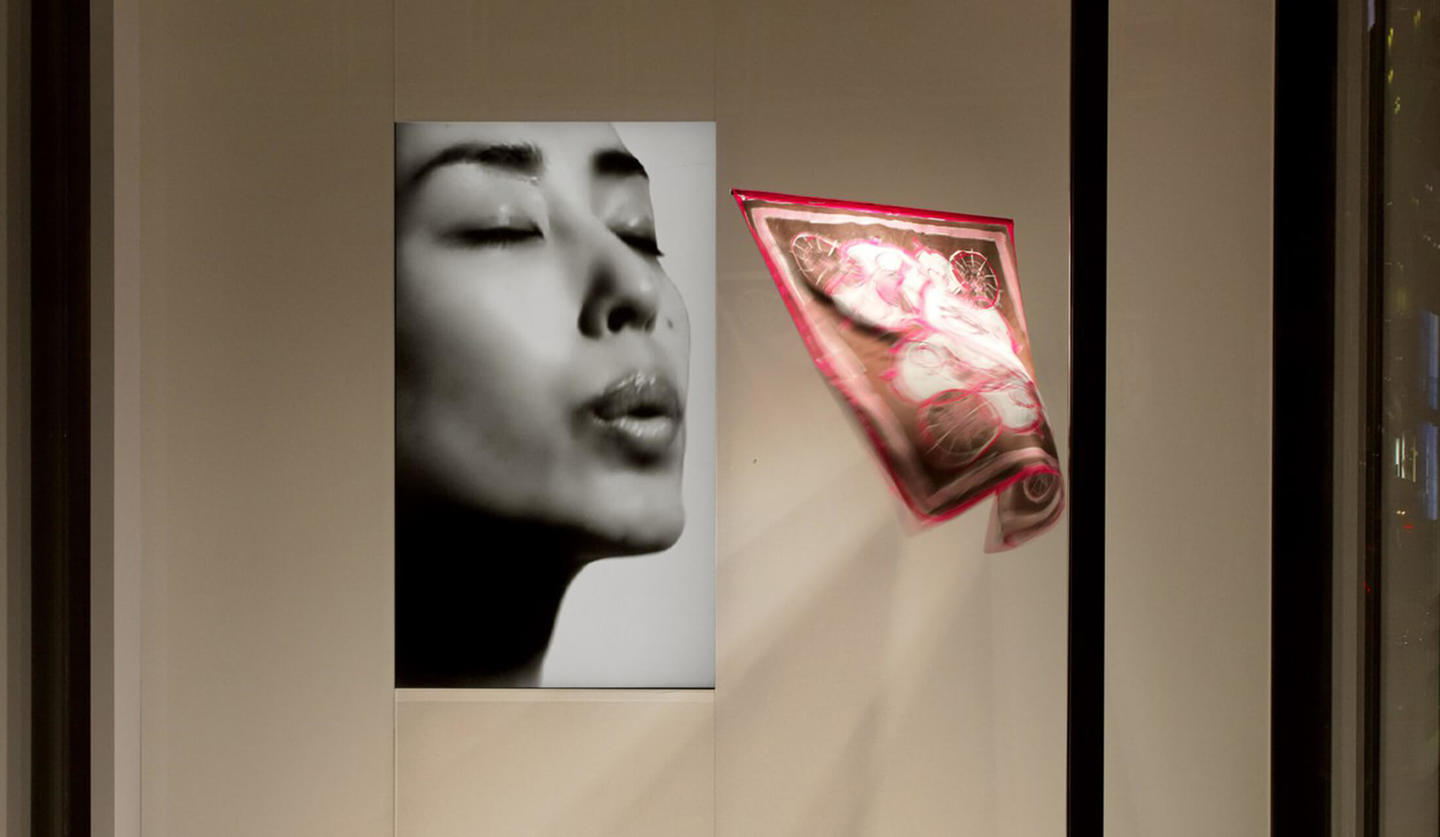 銀座メゾンエルメスのウィンドウディスプレイを飾ったデザイナー・吉岡徳仁の作品『吐息』