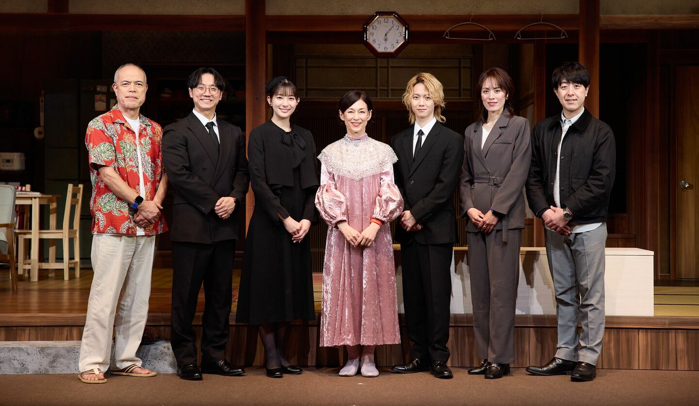 鈴木保奈美さんほか、舞台『汗が目に入っただけ』の出演者たち