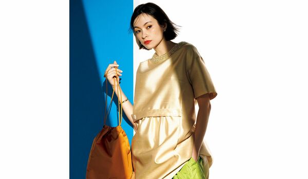 4/3 Fri｜「プラダ」のシャンパンカラーのドレスをベースにきれい色同士をぶつけて鮮烈な配色コーデを楽しんで【365日コーディネート】