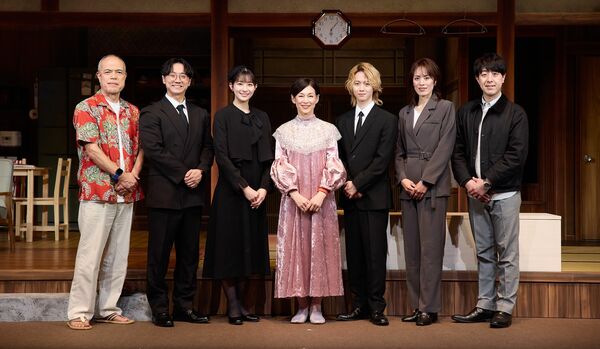 鈴木保奈美さん主演舞台｜ 予測不能なシチュエーションコメディ『汗が目に入っただけ』ゲネプロ&取材会をレポート