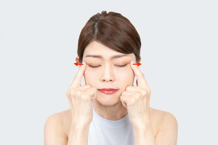 人さし指を使って目尻を外側に軽く引っ張る