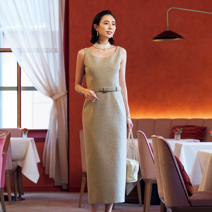 ザ・ロウのワンピースを着用したモデルの土屋巴瑞季さん