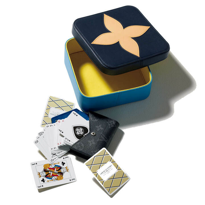 ボックス『ボワット・クラランスGM』［縦17×横17×マチ7cm］￥75,000・トランプカード&ケース『エテュイ・カルト アルセーヌ』￥51,000（ルイ・ヴィトン）