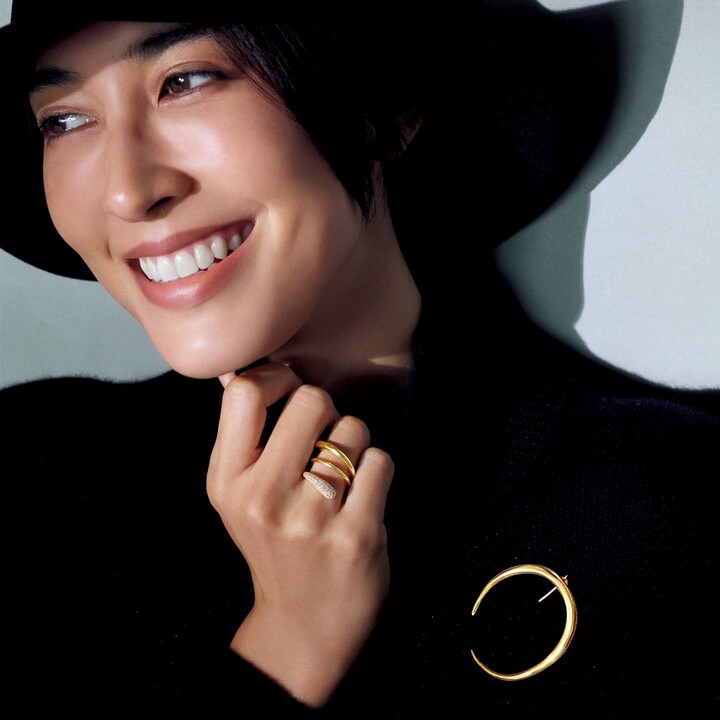 「ジョージ ジェンセン」のジュエリーを着用したモデルの立野リカさん