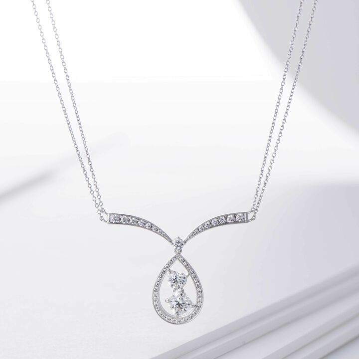 「フォーエバーマーク Two D コレクション」特別限定版 ペンダント￥3,000,000（参考価格 ※ダイヤモンドのクオリティによって価格は異なります。ネックレスは15個限定）[素材：プラチナ×ダイヤモンド スクエア1.00ct、ハート0.50ct]（フォーエバーマーク）