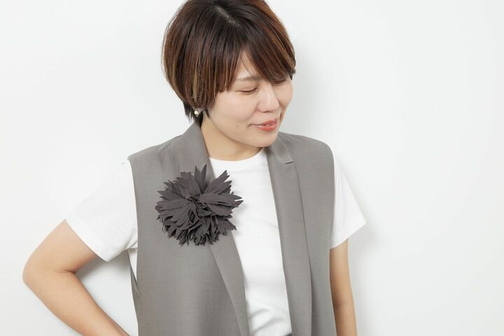 華やぎ感もありながら、都会的で洗練されたコサージュコーデ。