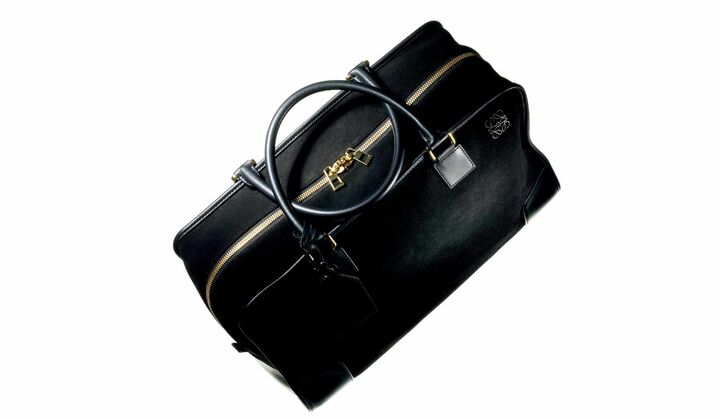 もともとウィメンズ用のバッグだが、最も大きな『アマソナ44』なら男の日常にぴったり。美しく磨き上げられたゴールドの金具や、ボディ右上端にエンボスされたブランドのアナグラムがポイントだ。［名品データ］●モデル名：『アマソナ44』 ●素材：スエード×クラシックカーフ※クラシックカーフのみのモデルもあり ●サイズ：縦28.5×横44×マチ19cm ●色展開：写真のブラックのほか、タン、ブラウンチョコレート、ゴールド／ブラウンの全４色 ￥345,000（ロエベジャパン カスタマーサービス）※税抜、参考価格