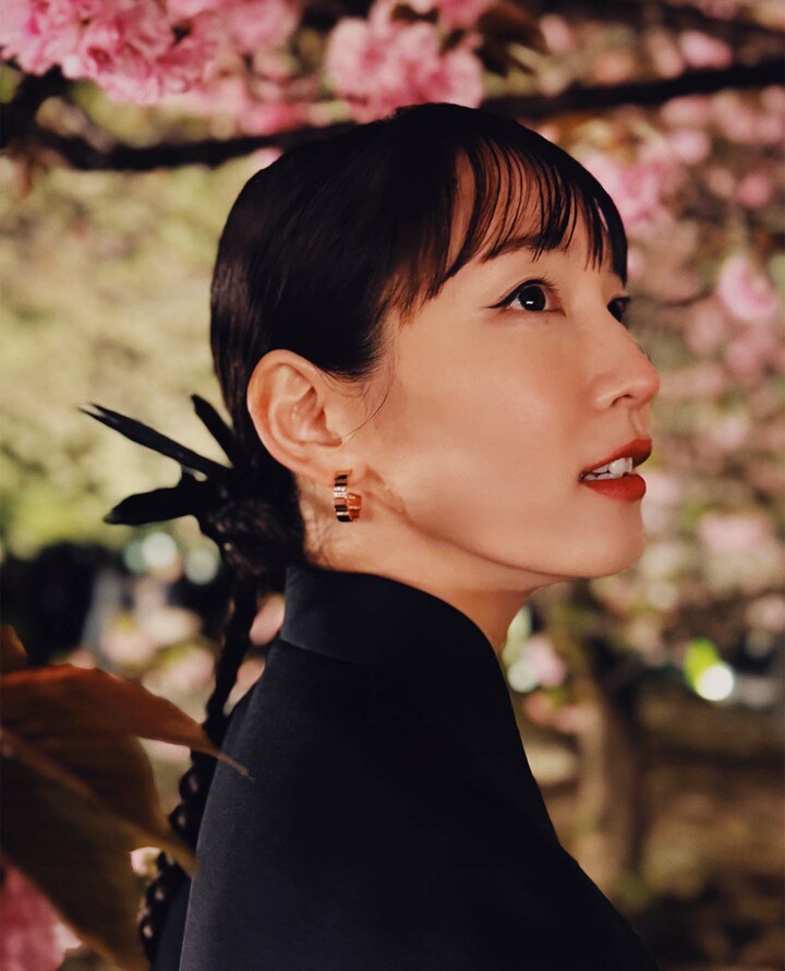 京都・東寺の日本庭園にて発表されたディオールの「2025年フォール コレクション」に来場した女優の吉岡里帆さん