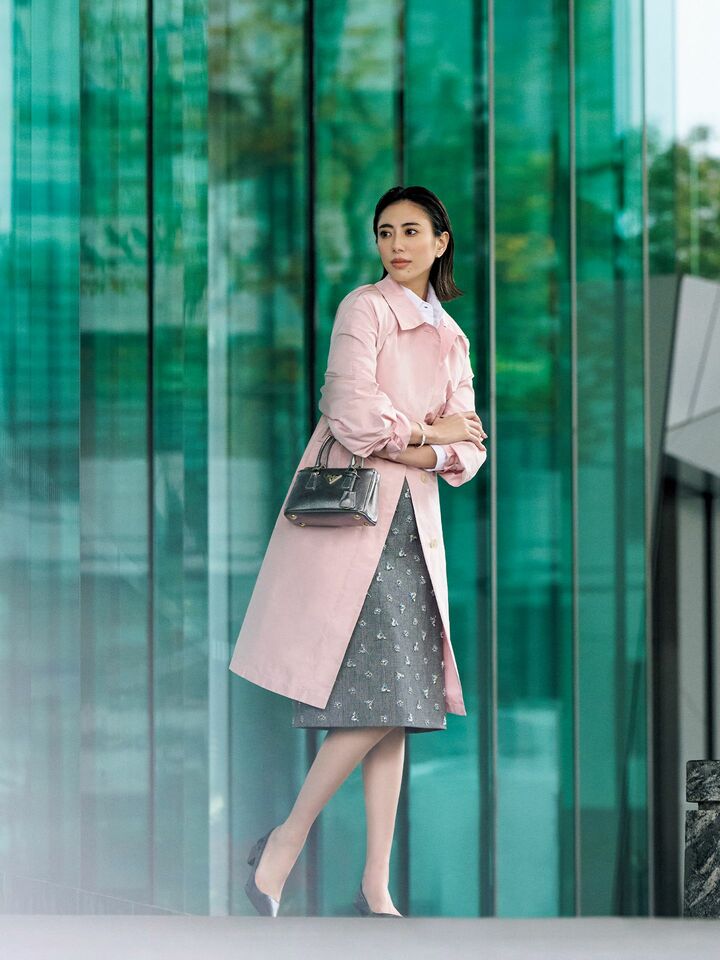 プラダのウエアを着用したモデルの土屋巴瑞季さん