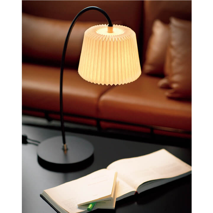 テーブルランプ「スノードロップシルクホワイト」￥98,000（スキャンデックス〈レ・クリント〉）、ソファ「ワイヤーフレームソファ」￥1,072,000・テーブル「イームズレクタンギュラーコーヒーテーブル」￥144,000（ハーマンミラーストア）、その他／私物　[Precious2019年2月号117ページ]