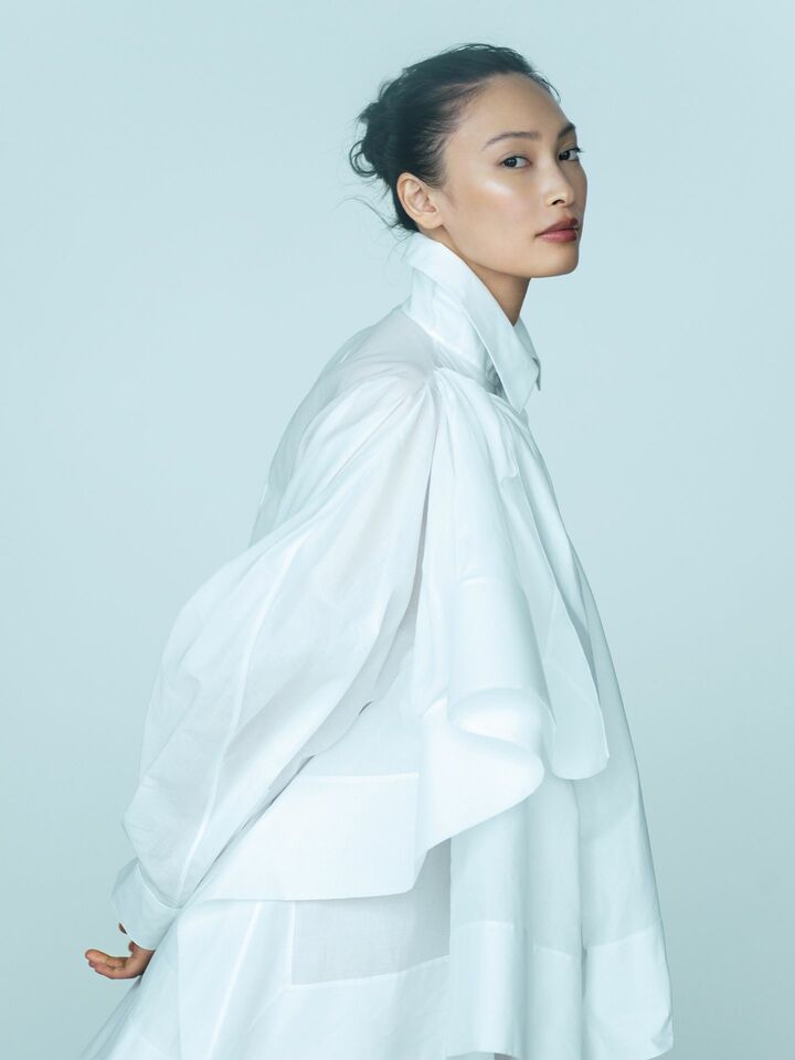 「ジバンシィ」のシャツドレスを着用した大政絢さん
