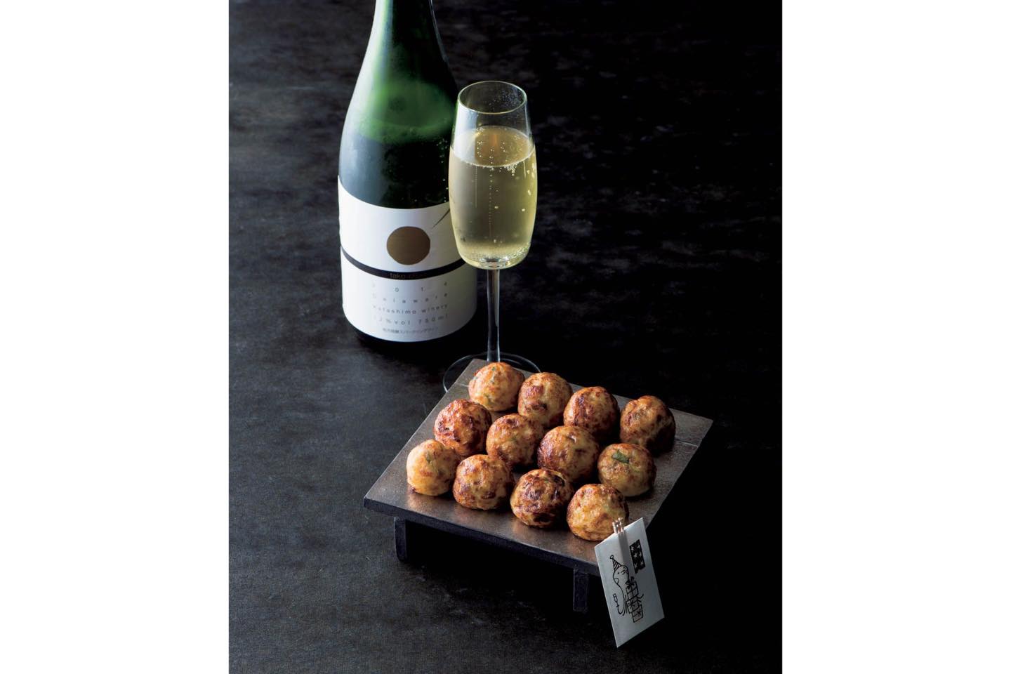 「たこ焼き」1箱(12個×2袋入り)¥1,200、取り寄せ可、日持ち/冷凍で約6か月 「たこシャン」(750ml)¥2,200、取り寄せ可