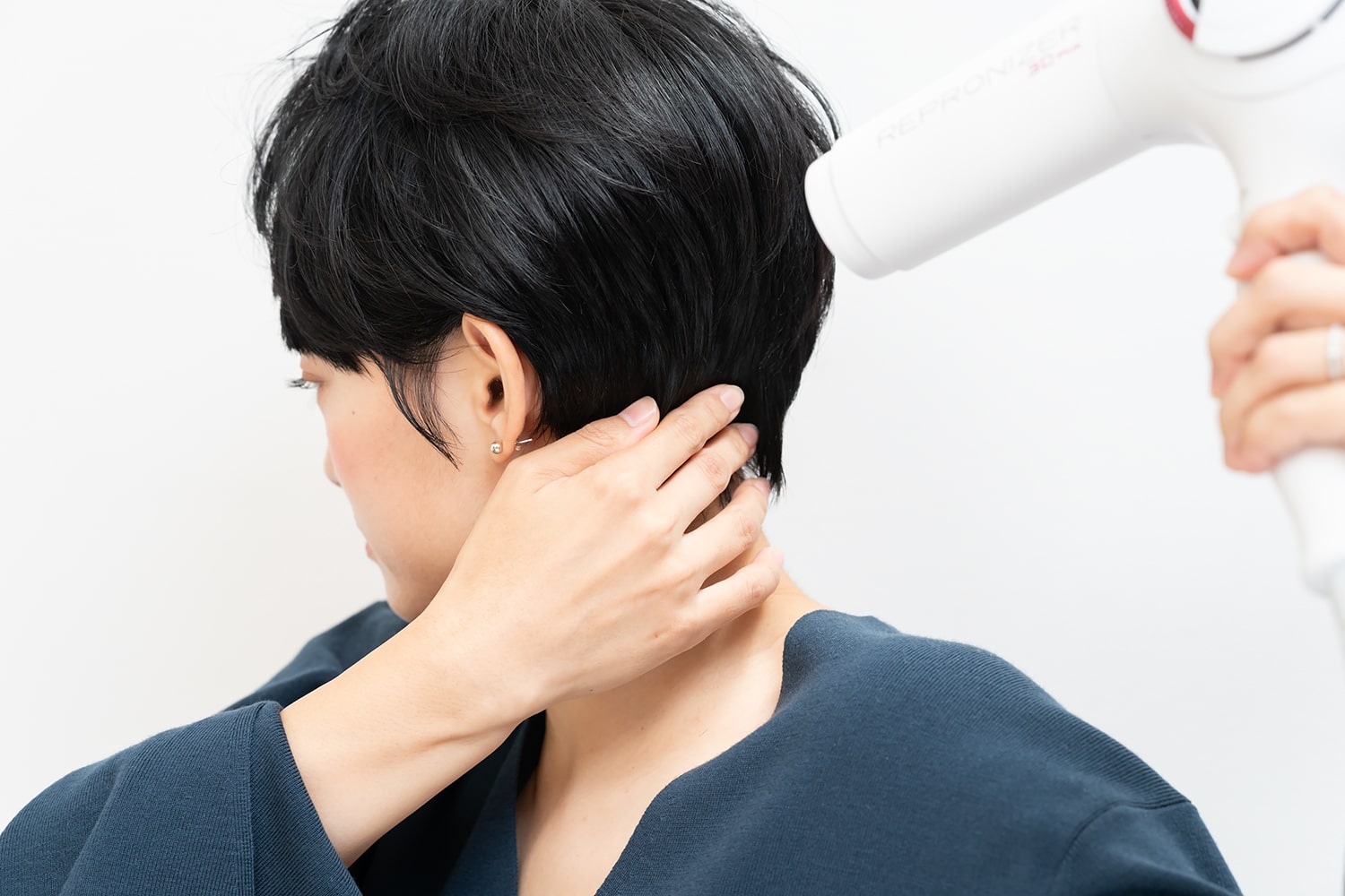 襟足を潰すように抑えながら熱風を当てる。