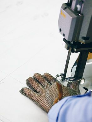 生地は職人の手仕事により裁断される。手間を惜しまない丁寧なものづくりこそサヴォワールフェールの本懐だ。