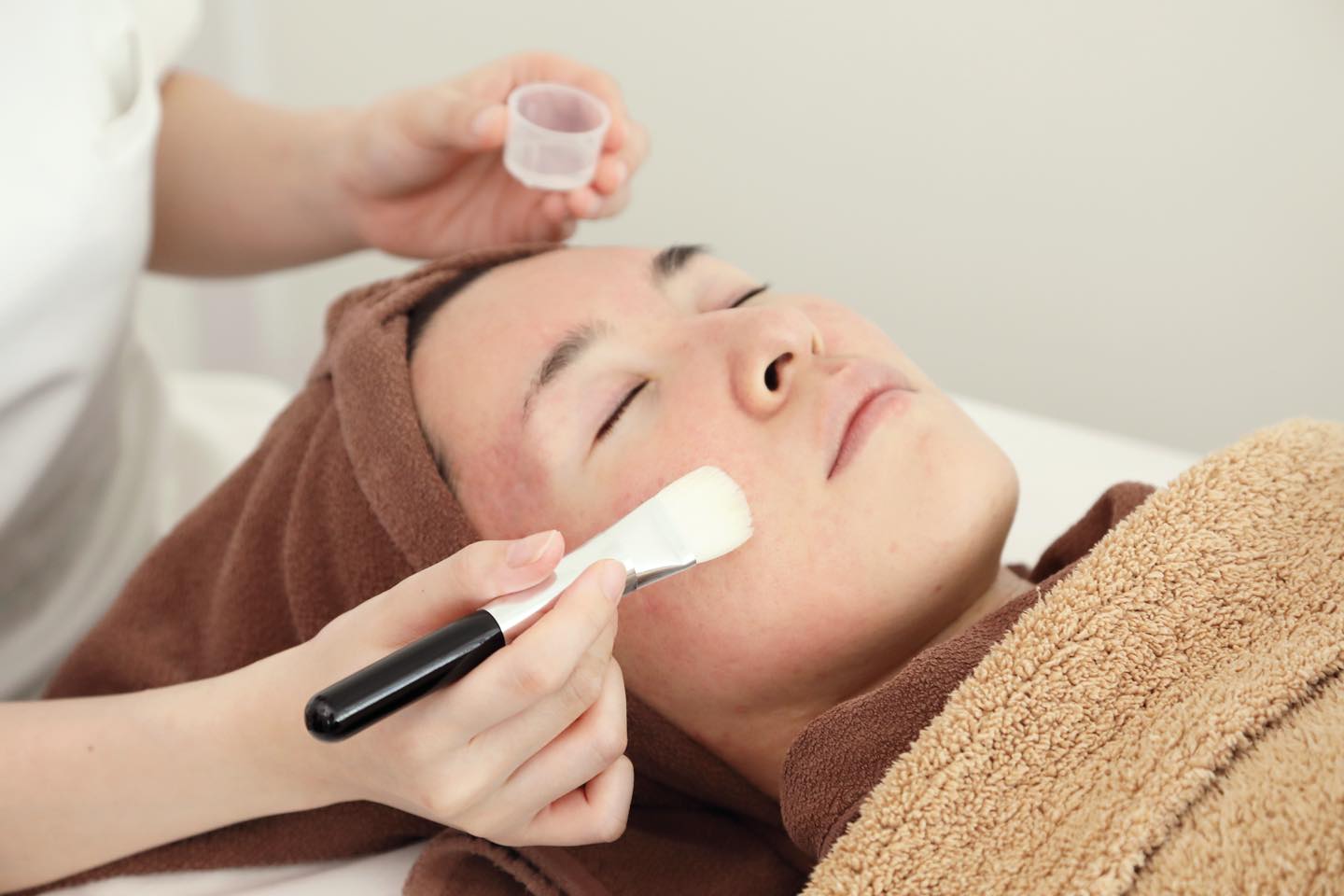 皮脂の多いTゾーンからピーリング剤を塗っていく。強い刺激ななく「少しむず痒い感じ…」とディレクターA。