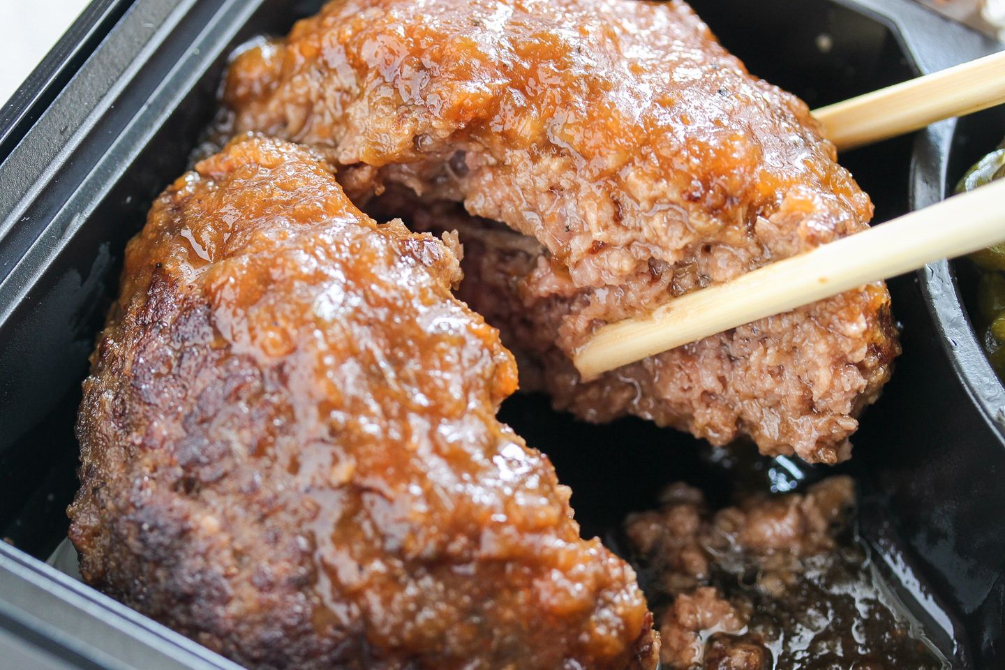 黒毛和牛のハンバーグからは、肉汁がジワリ!
