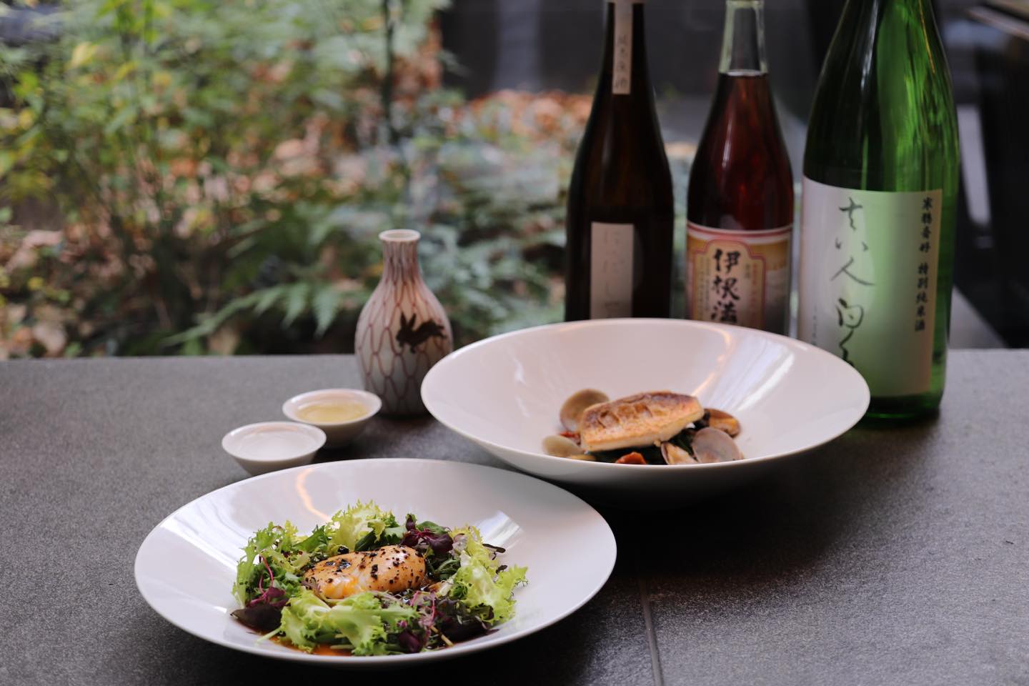 オーセンティックなフランス料理の旨味を熱燗が引き立てます。