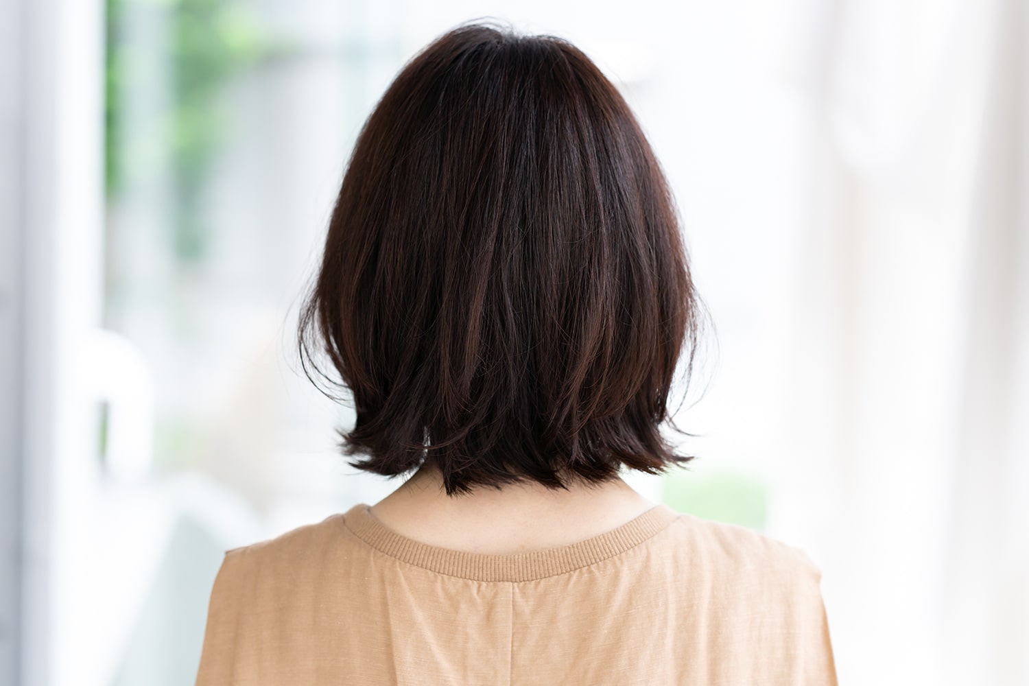 髪が太く硬いけれど、うねりやすく広がってしまう伊藤さんの髪。
「レイヤーを入れすぎると広がりやすくなってしまうので、重みで落ち着かせています。顔まわりには動きが欲しいので、レイヤーは顔まわりを中心に入れました。ある程度、重みでクセが押さえられるので、扱いやすくなりますよ」(二階堂さん)