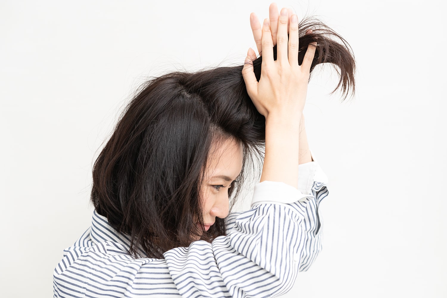 手のひらにワックスをなじませたら、トップと表面の髪を持ち上げるようにして揉み込む。ワックスの量は親指の爪くらいの量を目安にして。