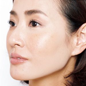 【NG】色白に見せたくて明るい色を選び白浮き顔に 粉っぽい仕上がりに見えるばかりか、顔だけが妙に浮き上がって見えて、不自然に大きく見えてしまう。