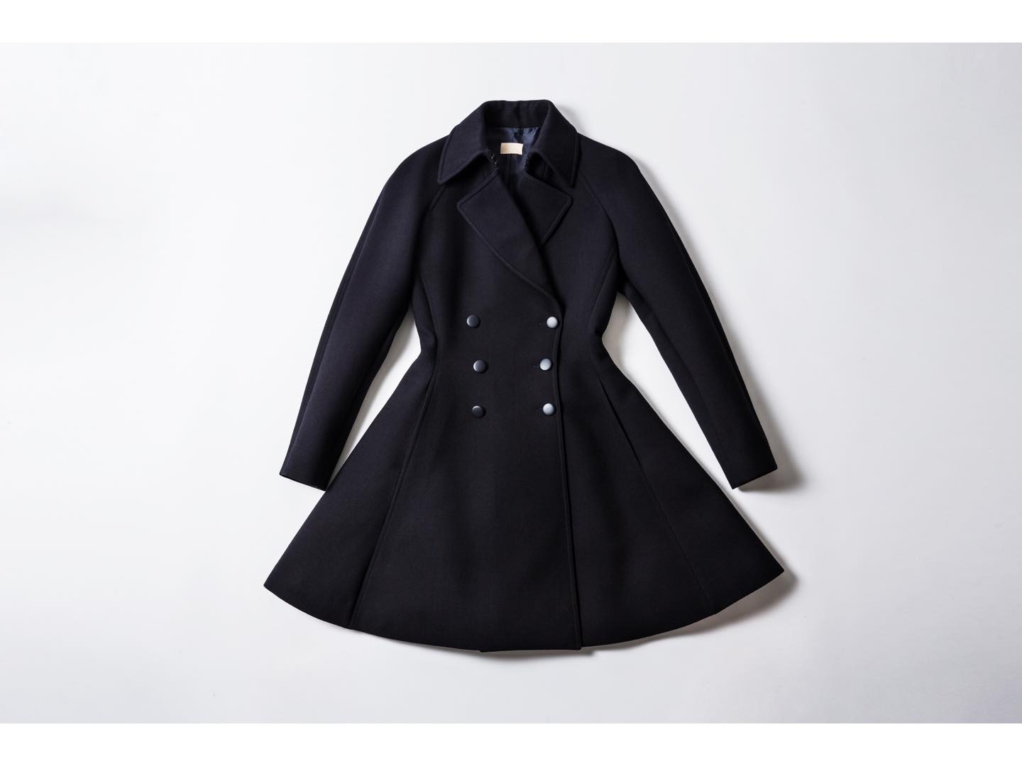一着まとうだけで絵になるコートは、ラグジュアリーな存在感十分。¥666,000