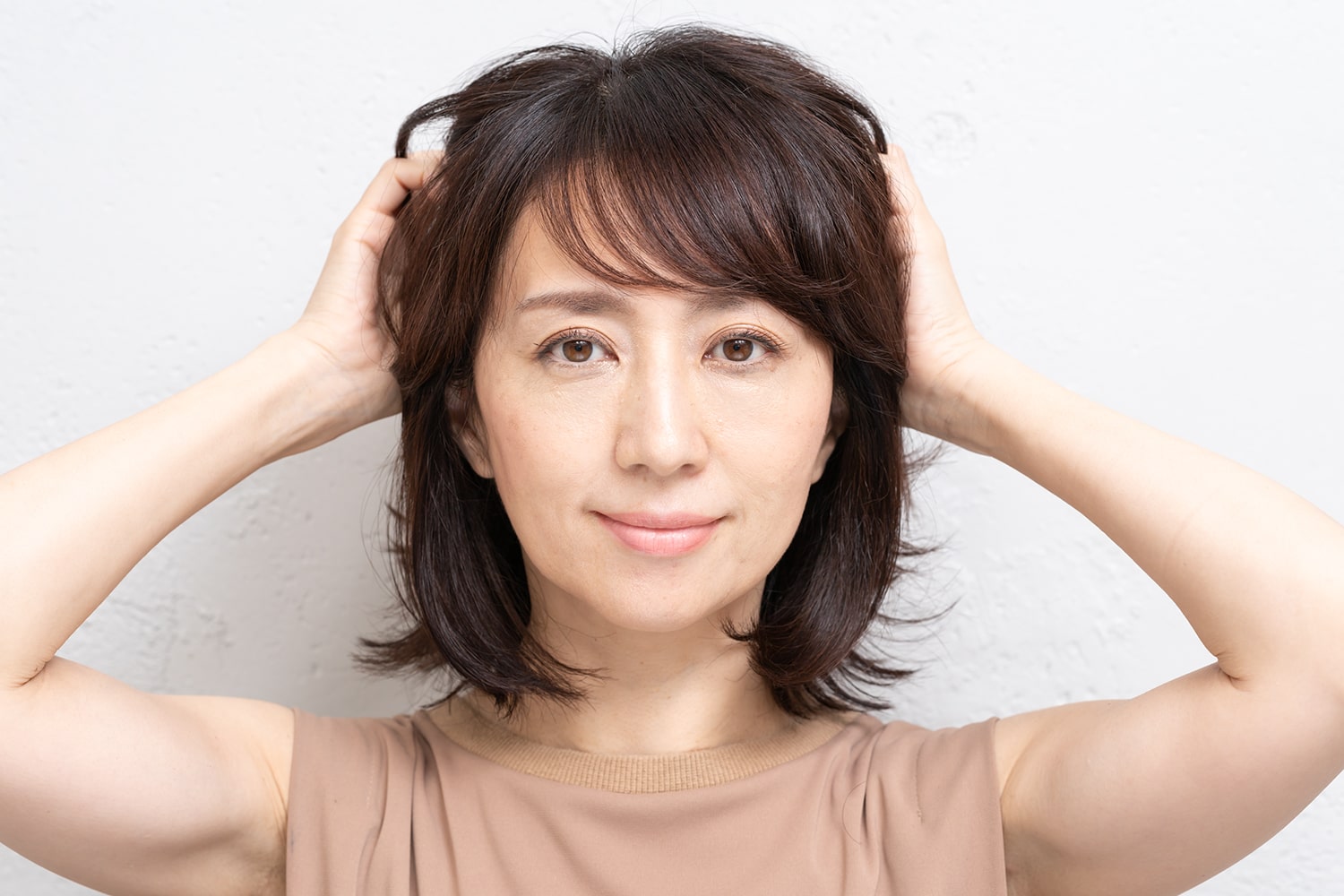 髪の根元からもみこむようになじませておくと、毛束のまとまり感が出せる。