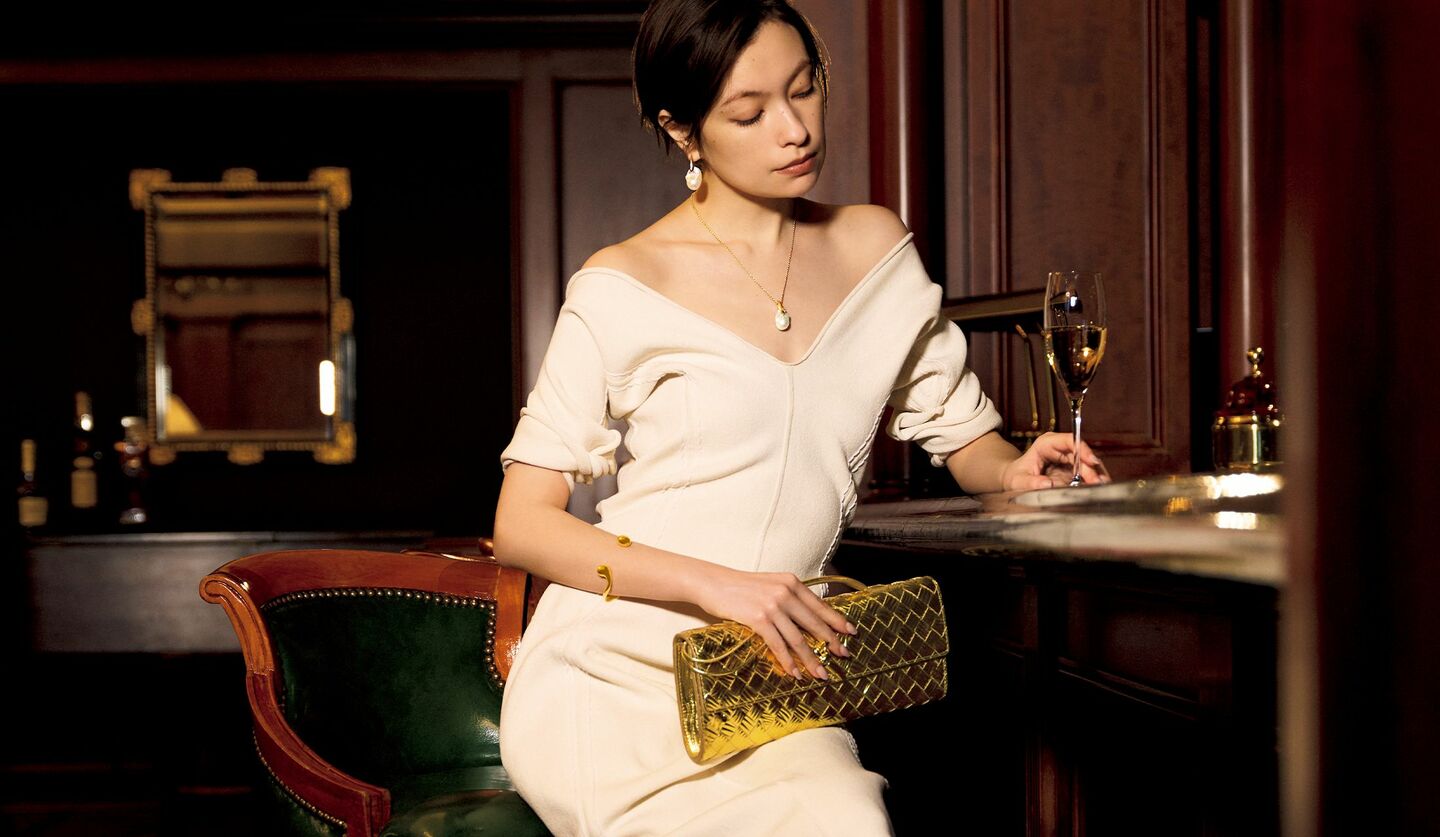 ボッテガ・ヴェネタのウエアを着用したモデルの太田莉菜さん