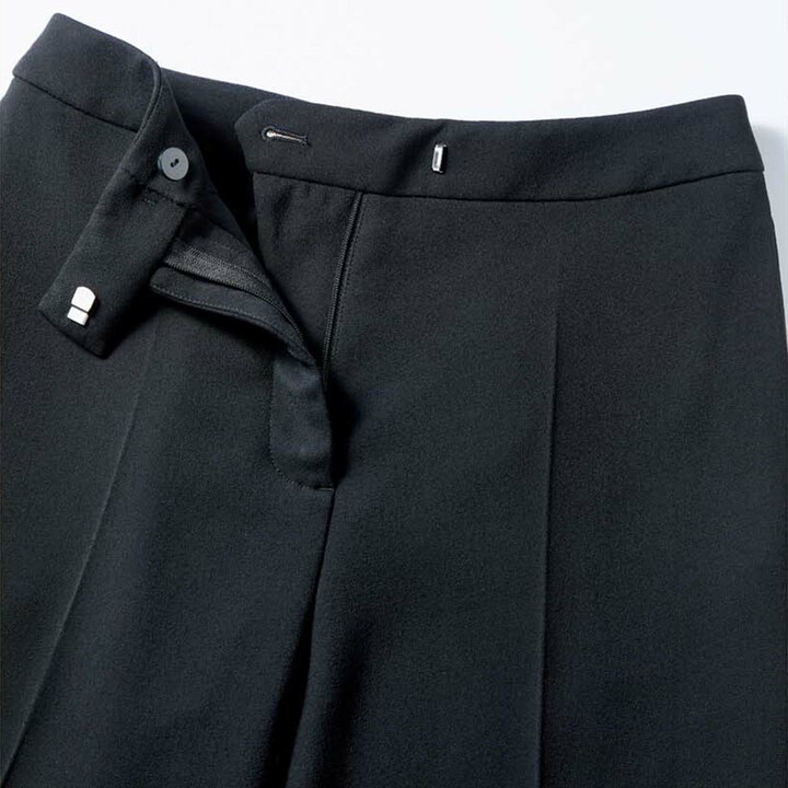 「ヴァレンティノ」のストレッチクレープパンツのクローズアップカット