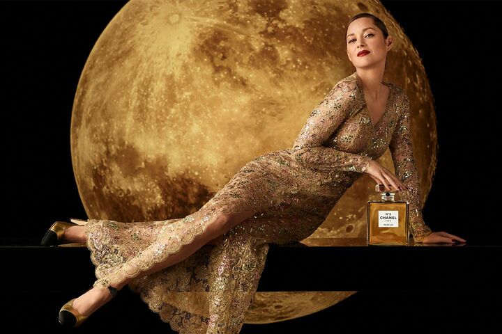 月は女性に例えられる天体であり、再生のシンボルであるそう。美しい月を背景にした独創的で美しいフィルムに仕上がっています。 ©CHANEL