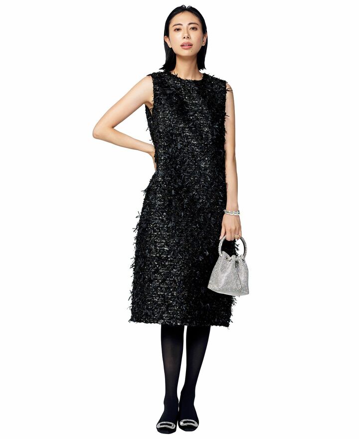 「オーヴィル」のリトルブラックドレスを着用したモデルの土屋巴瑞季さん