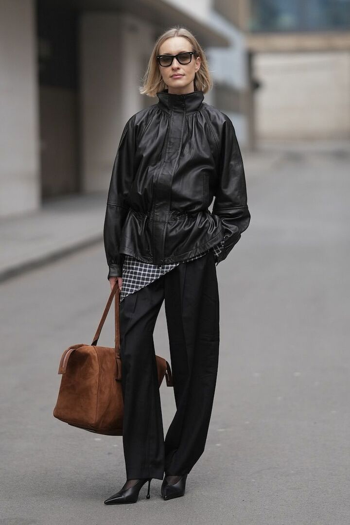 異素材ミックスと柄を効かせてブラックコーデが単調にならないように。