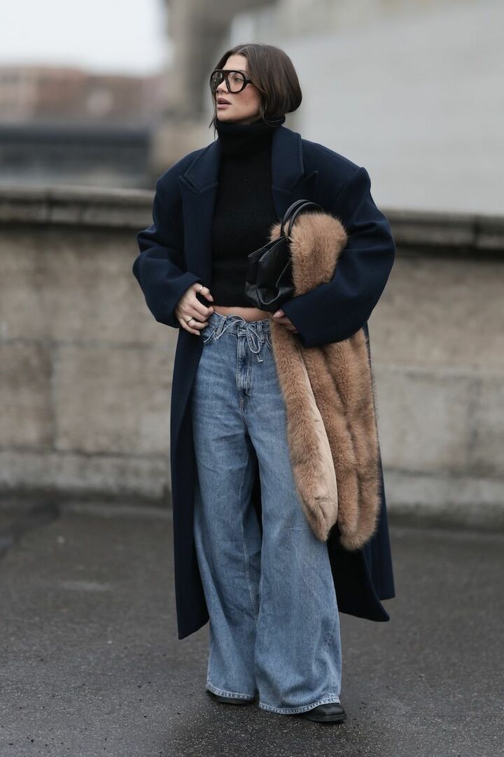 ボリューミィなシルエットは、引き締めカラーと直線ラインを効かせて膨張するのを防止。