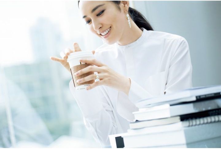 シャツ￥34,000（アマン〈アンスクリア〉）、ピアス￥250,000・リング￥203,000［ともにイエローゴールド×淡水真珠］（TASAKI〈M/G TASAKI〉）　[Precious2018年9月号131ページ] 　撮影／淺井佳代子