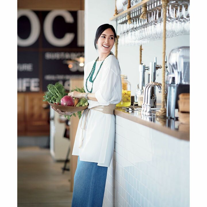 ネックレス［長］￥40,000・［短］￥50,000・バングル￥80,000（インデアン・クラフト）、ベルト￥15,000（コロネット〈フォルテ フォルテ〉）