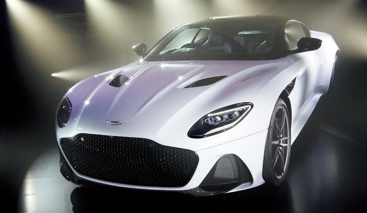 アストンマーティン『DBS スーパーレッジェーラ』●ボディサイズ:全長4,712x全幅1,942×全高1,280㎜ ●車両重量:1,693kg ●エンジン:V型12気筒ツインターボ ●総排気量:5.2L ●最高出力:725PS/6,500rpm ●最大トルク:900Nm/1,800~5,000rpm ●トランスミッション:8速AT ¥34,342,333(税込)(アストンマーティンジャパン)撮影・篠原晃一