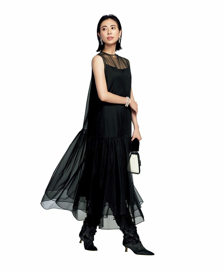 「サヴィル サヴィ」のリトルブラックドレスを着用したモデルの土屋巴瑞季さん