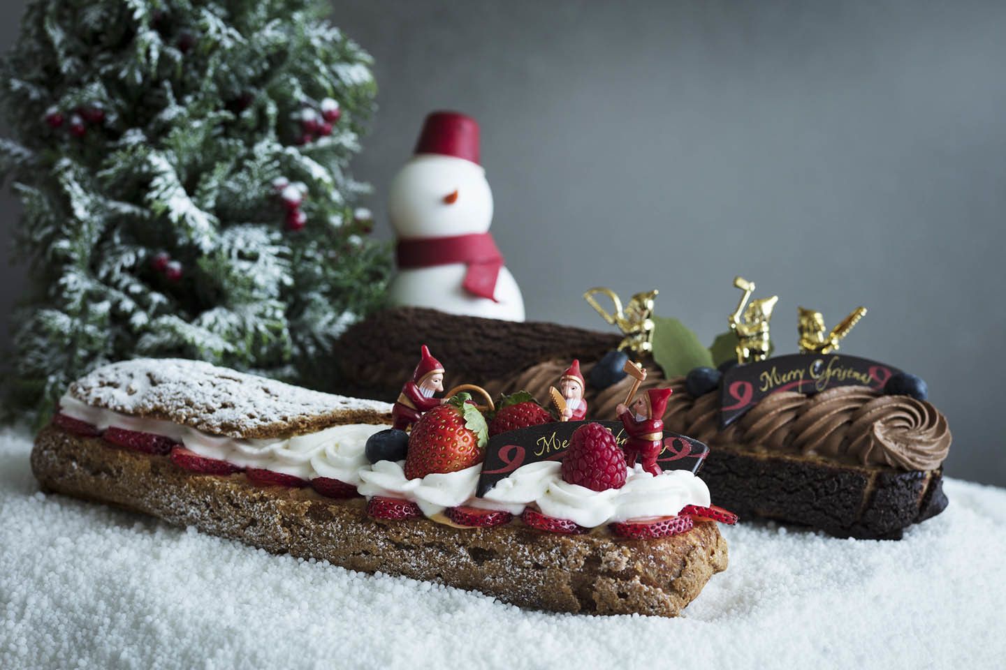 左から/「苺と甘酒のエクレアケーキ~『雪』~」、「クリスマスプディングのエクレアケーキ~『We Wish You A Merry Christmas』~」各¥3,200