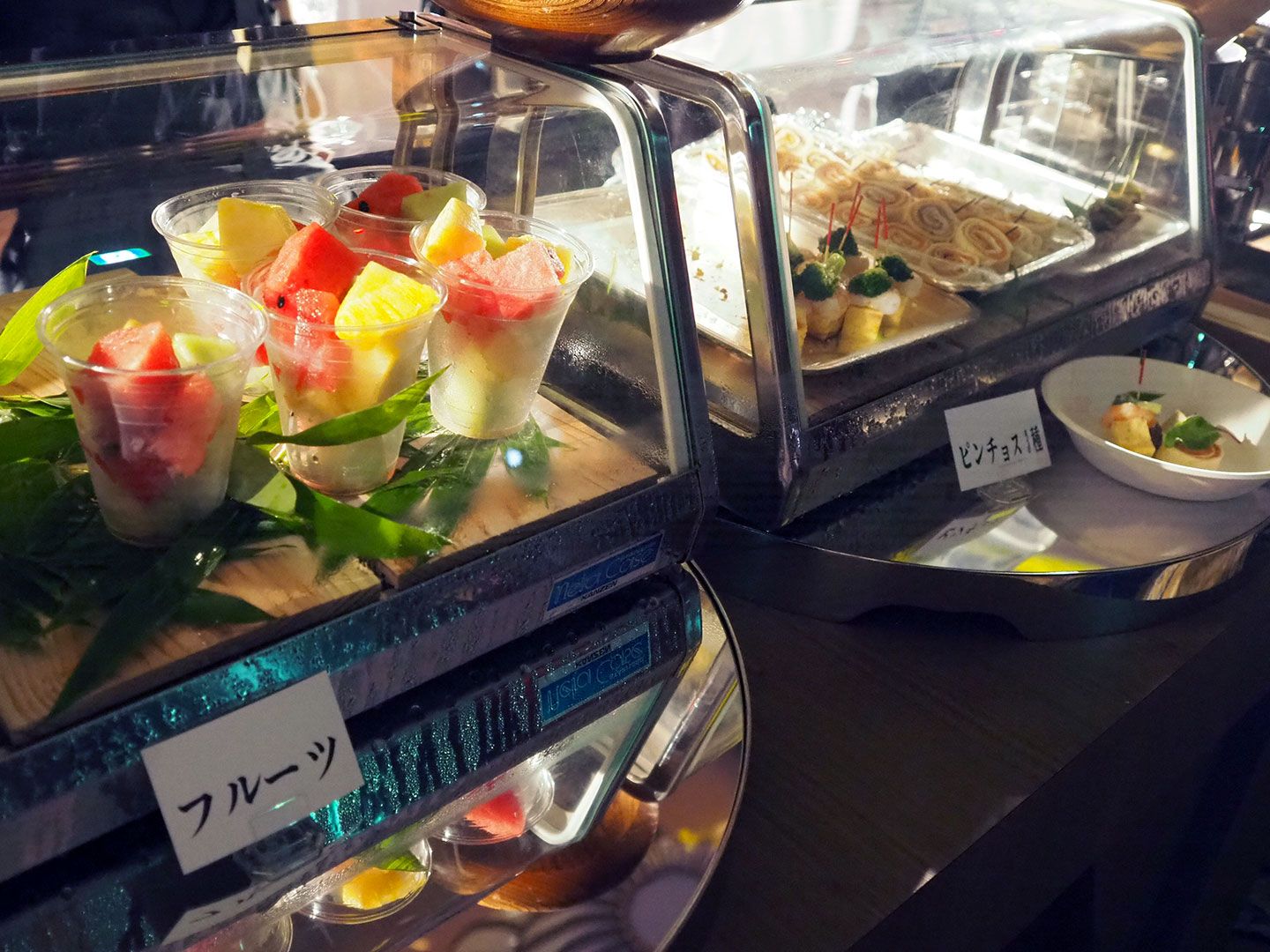 フルーツやピンチョスも楽しんで