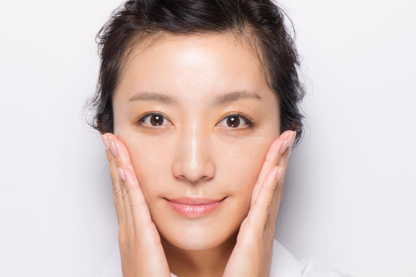 ファンデーションも引き上げを意識してのばすのがコツ。