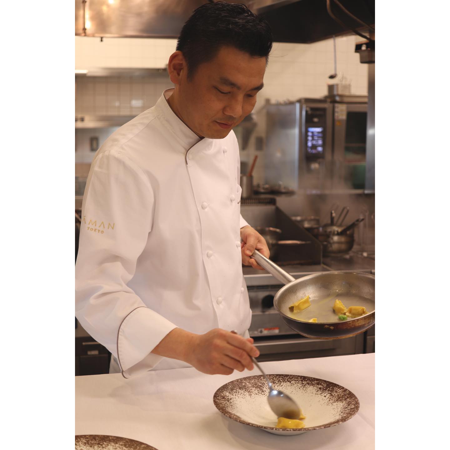 「アルヴァ」の料理長・平木正和氏。「生産者によって食材に対するアプローチや考え方はそれぞれ違うけれど、こだわりがあるという点ではみな、同じです。手間隙惜しんで研究を重ね、食べる人に美味しいものを提供したいという生産者の熱意に触れることで、私たちがお客さまにお出しする料理も、さらにシンプルに、食材のありのままの美味しさを生かしたいと思いました」。