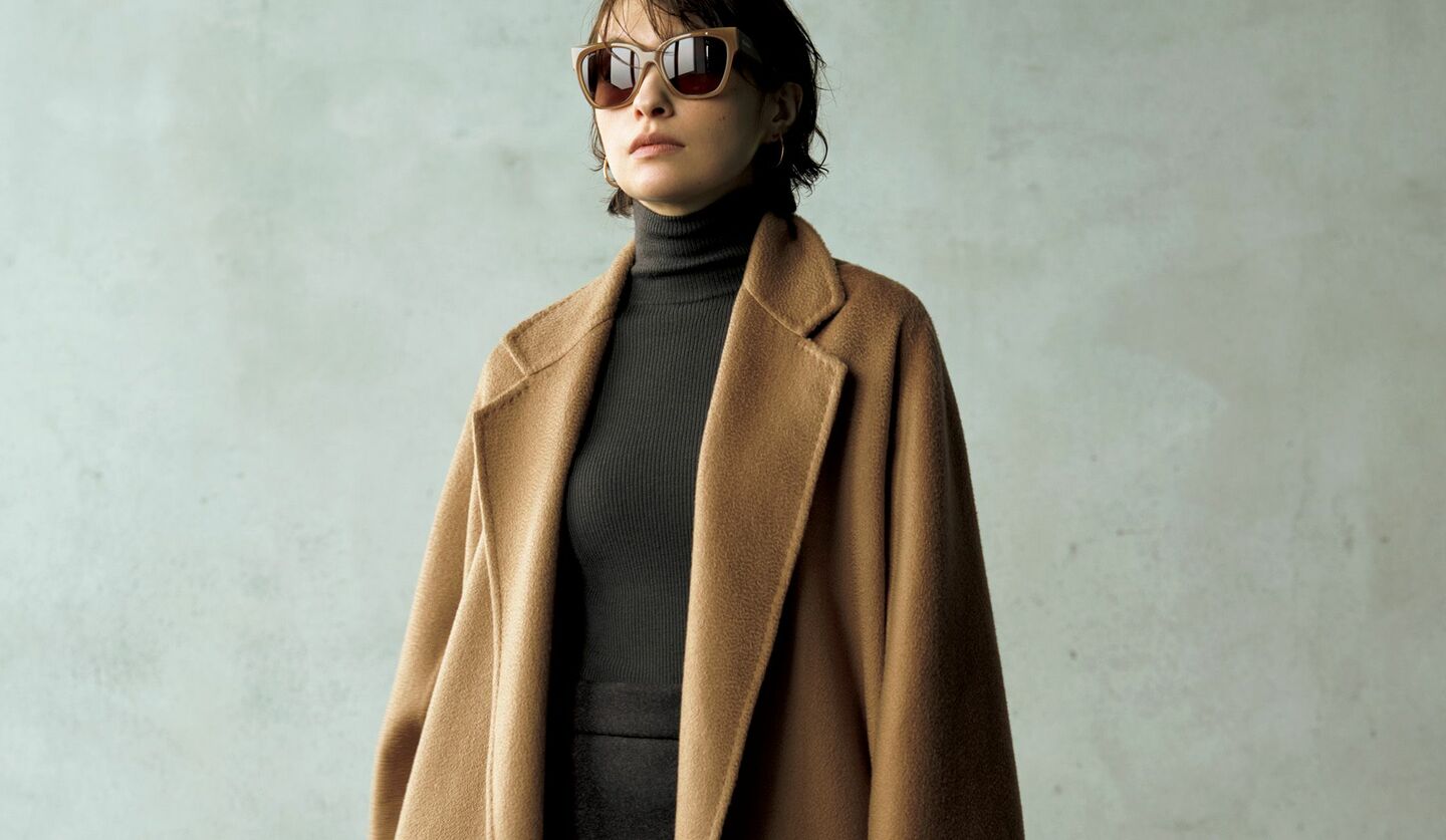 「マックスマーラ」のコート、ニット、スカートを着用した、モデルの太田莉菜さん