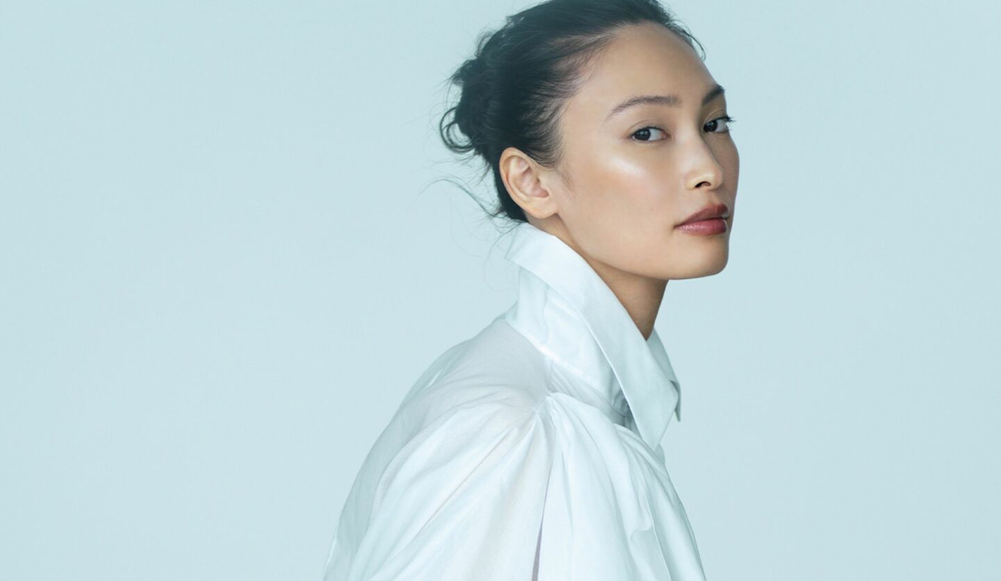 「ジバンシィ」のシャツドレスを着用した大政絢さん