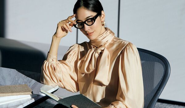 3/16 Mon|上品なボリュームを描く「グッチ」のシルクブラウスが、ジャケットに匹敵する主役感を放って【365日コーディネート】