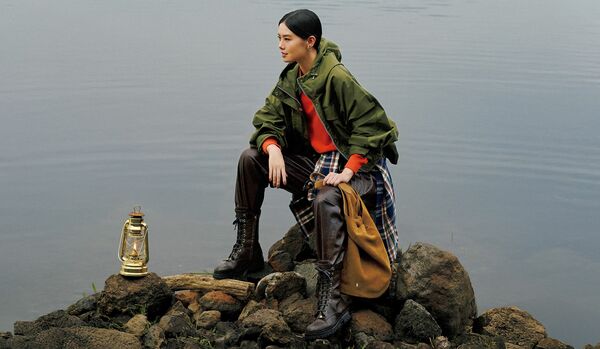 上質なカジュアルを印象づける「ラルフ ローレン」の着こなし|アウトドアのエッセンスで湖畔でのスタイルを小粋に