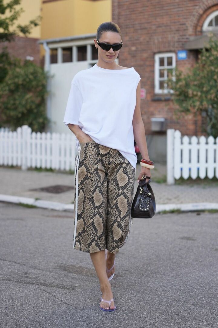 Tシャツのデザイン性を印象付けるために、ヘアはすっきりまとめて。