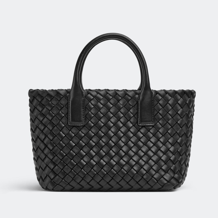 バッグ「CABAT（カバ）」￥517,000【サイズ：縦15×横20×マチ12cm、素材：ラムスキン、色：ブラック】