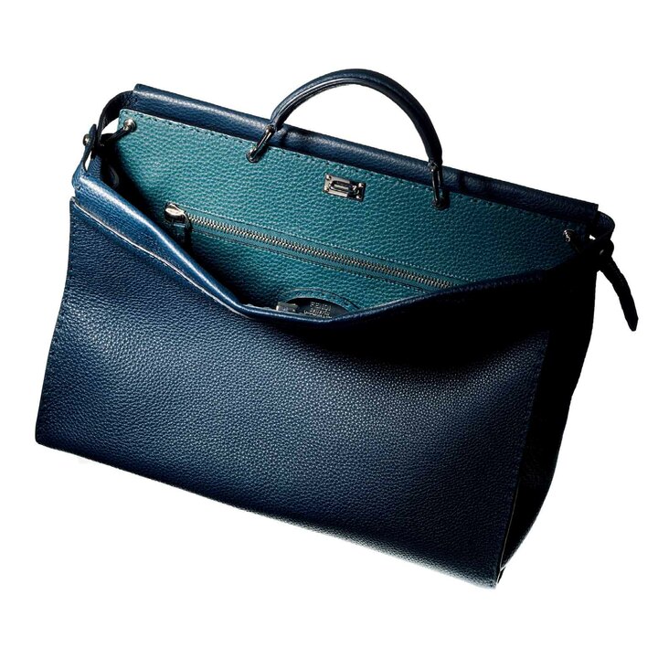 レギュラーサイズのシーズンカラーモデル。外側はネイビーで、ロックを外すと内側のグリーンがのぞく。この配色にセンスのよさを感じずにはいられない。『ピーカブー』は上質なレザーで圧倒的なラグジュアリー感を印象付けながら、はっとした驚きも与えてくれる。［縦31.5×横41×マチ16.5㎝］¥613,000（フェンディ）※参考価格