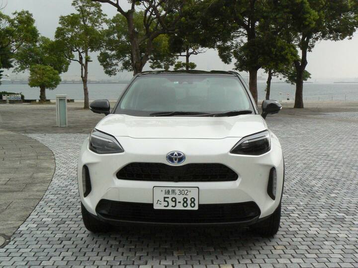 RAV4にも共通する台形を2つ重ねたフロントマスクは存在感あり。